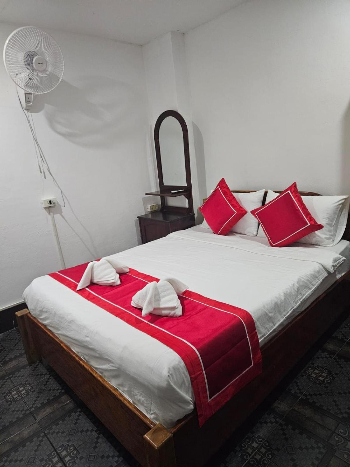 ルアンパバーン チトラトダ セントラル ビラ ハウス Bed & Breakfast エクステリア 写真