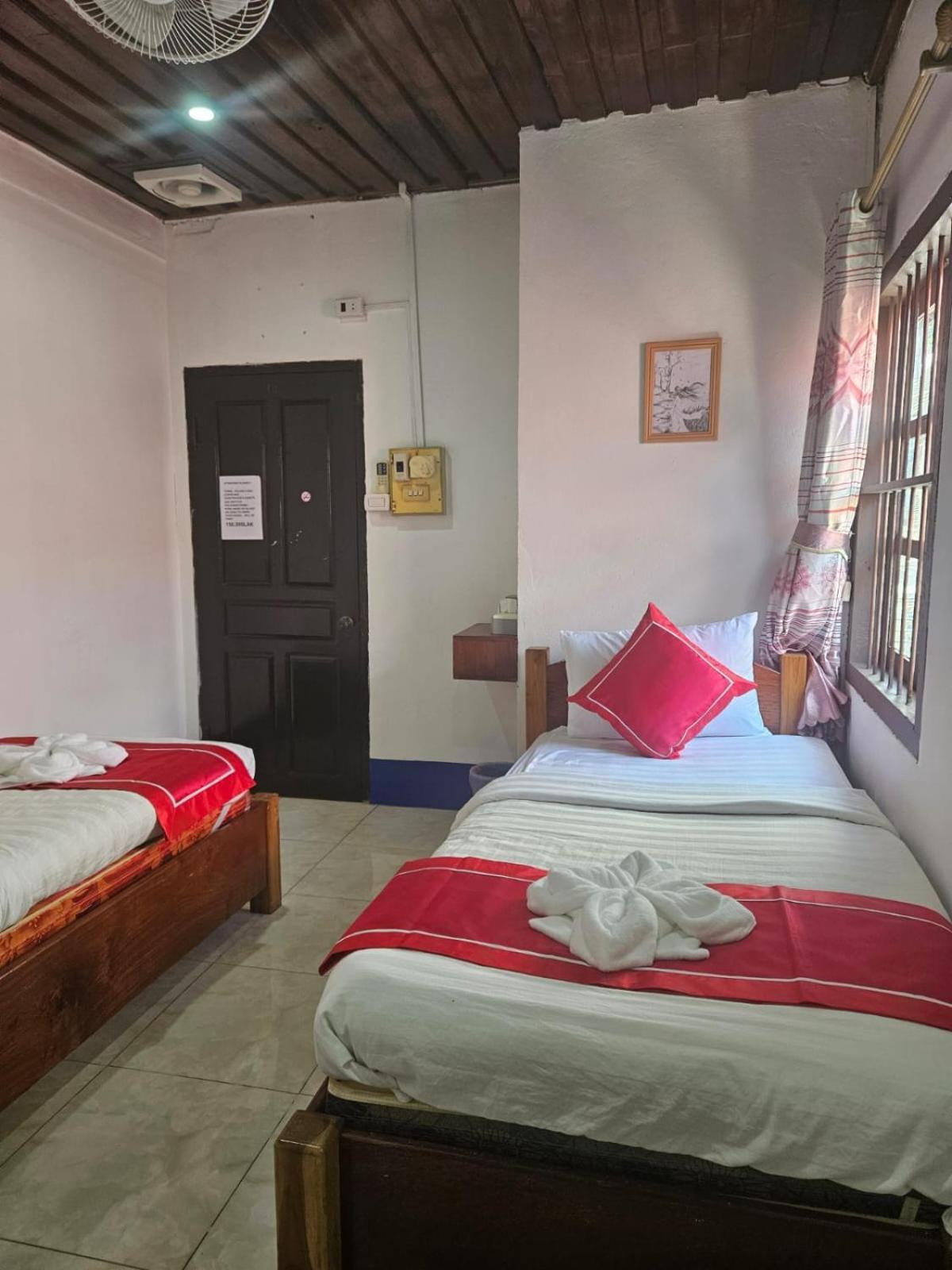 ルアンパバーン チトラトダ セントラル ビラ ハウス Bed & Breakfast エクステリア 写真